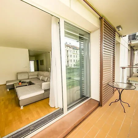 Apartment Korunni Dvur 130M2, 2 Free Parkings Prague Exterior photo