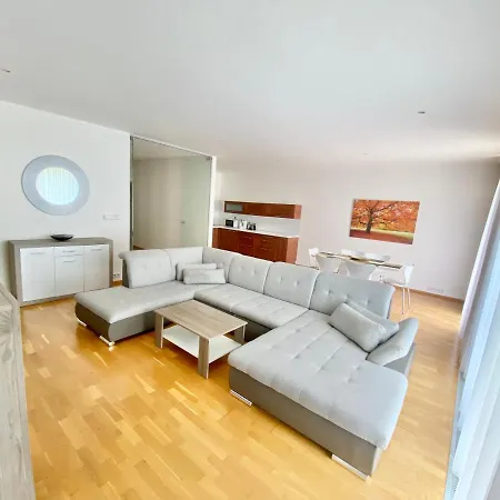 Apartment Korunni Dvur 130M2, 2 Free Parkings Prague Exterior photo